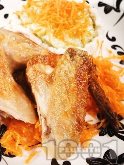 Печени пилешки крилца със синьо сирене на фурна с подлучено кисело мляко - снимка на рецептата